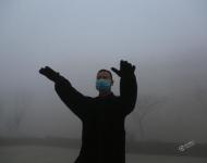 2017年1月3日，江蘇連云港贛榆區(qū)，市民在大霧中晨練。相去甚遠/視覺中國