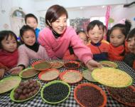 1月4日，內(nèi)蒙古呼和浩特市玉泉區(qū)清泉街社區(qū)一位老人在展示臘八粥食材。當(dāng)日，呼和浩特市玉泉區(qū)清泉街社區(qū)舉辦“溫暖臘八粥 濃濃鄰里情”活動，喜迎即將到來的“臘八節(jié)”。新華社發(fā) 丁根厚 攝