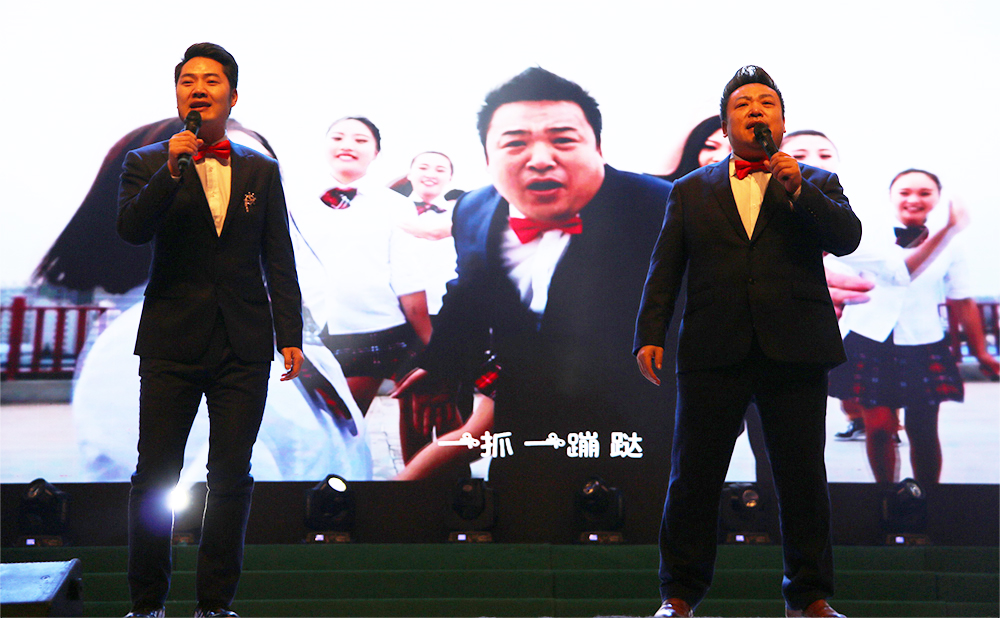 歌曲《愛拼才會(huì)贏》 演唱：余潤澤、徐銨     伴舞：尚姿女子舞蹈隊(duì)