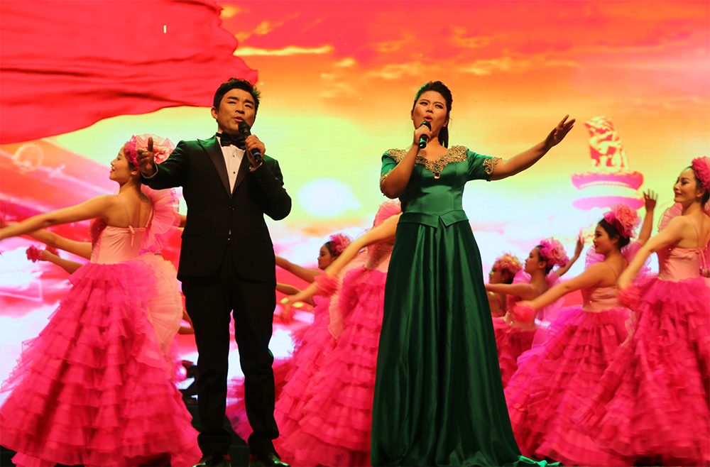 歌曲《共圓中國夢》 演唱：陳艷偉、張小萌 伴舞：百課舞蹈工作室