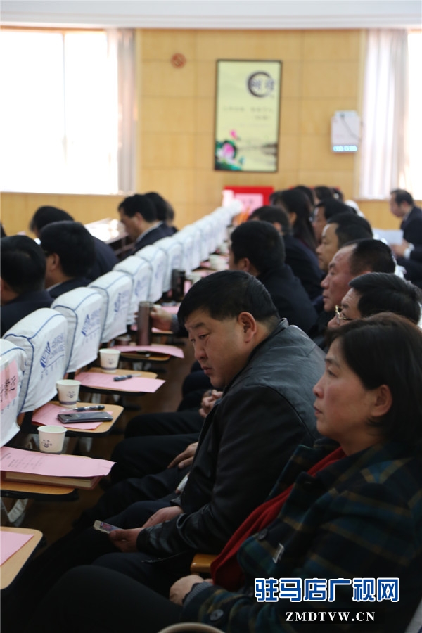 人大代表、政協(xié)委員應(yīng)邀參加會議.JPG