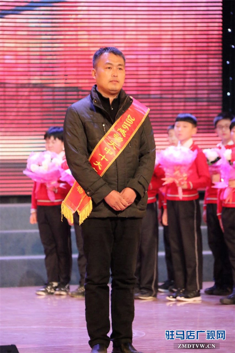 致富頭羊——趙萌。他視野開闊敢想敢干，他頭腦靈活勇于開拓，時代造就了他創(chuàng)新創(chuàng)業(yè)的品格。不讓一個人受窮，不讓一個人掉隊(duì)，是他為之奮斗的夢想，是他莊嚴(yán)的承諾。他使基層黨組織的戰(zhàn)斗堡壘作用得到充分的發(fā)揮，他帶領(lǐng)魏莊村快速實(shí)現(xiàn)了從貧困到富裕的跨越。
