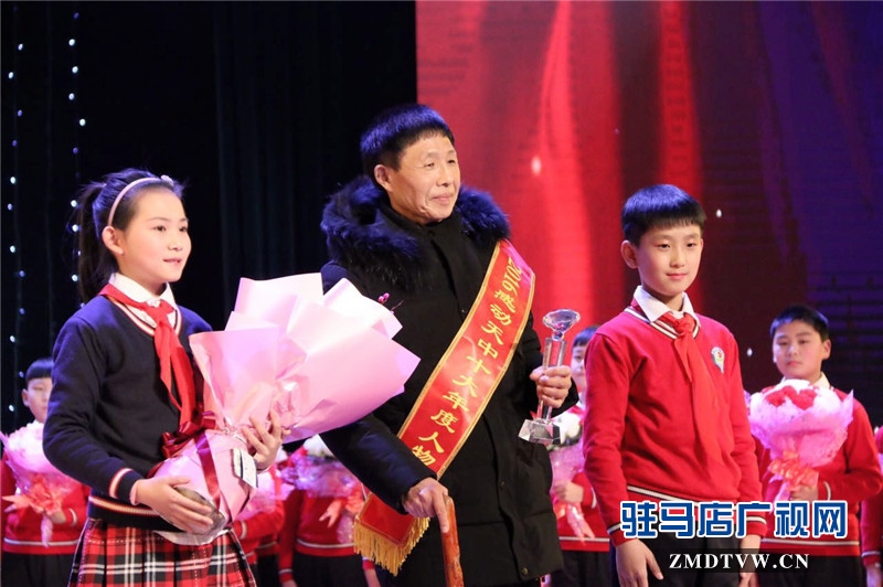 桃李春風(fēng)——趙文義。扎根農(nóng)村，他是庇護(hù)孩子們成長的參天大樹；身殘志堅(jiān)，他是學(xué)生們學(xué)海泛舟的雙槳。他愛學(xué)生勝過愛自己，視教師職業(yè)如同生命，他用拐仗撐起無悔的人生。學(xué)生愛戴，家長信任，人民滿意在他身上得到了最好最精彩的詮釋。