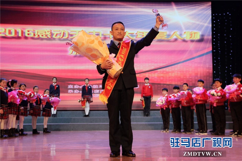 情義戰(zhàn)友——趙偉。他付出的是友情，收獲的是親情；他接過的是責(zé)任，擔(dān)當(dāng)?shù)氖谴罅x。十六年義務(wù)盡孝，他把親情友情演繹成一首蕩氣回腸的歌，讓人心在歌聲里感受愛的溫暖、情的力量、義的崇高。