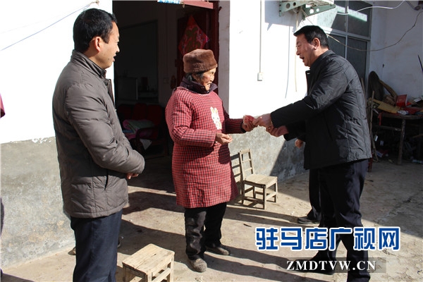 縣政協(xié)主席到李振國(guó)家慰問2.JPG