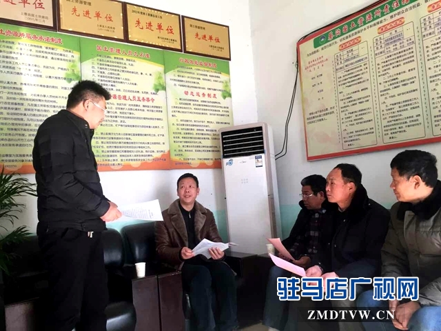 圖片二：黨組成員、副局長陳四龍送廉政公開信到基層國土所.jpg
