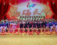 晚會(huì)結(jié)束，市領(lǐng)導(dǎo)與演出人員合影