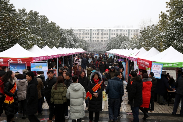 遂平：百家企業(yè)舉辦大型招聘會