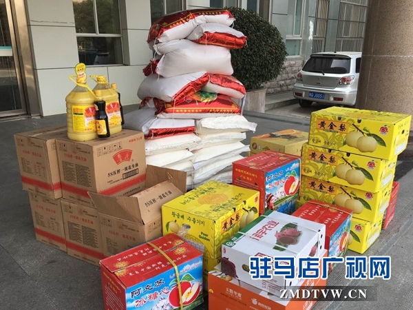 駐馬店市公安局黨委專門訂購了一批米、面、油等年貨慰問辦案民警.jpg