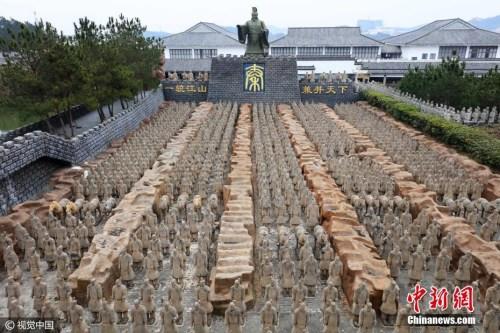 2017年2月8日，安徽安慶市太湖縣， 五千年文博園景區(qū)內(nèi)，中國最大山寨“兵馬俑”群整齊劃一。圖片來源：視覺中國