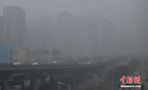 資料圖：石家莊市區(qū)籠罩在霧霾中。<a target='_blank' >中新社</a>記者 翟羽佳 攝