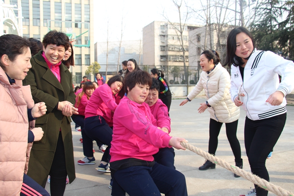 驛城區(qū)舉辦慶?！叭藡D女節(jié)”拔河比賽