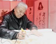 根雕、面塑、糖畫(huà)、布老虎制作技藝等12個(gè)非物質(zhì)文化遺產(chǎn)項(xiàng)目展示，大銅器、大鼓書(shū)、絲弦道、羅卷戲等15個(gè)近300人非物質(zhì)文化遺產(chǎn)項(xiàng)目展演。圖為：天中火筆畫(huà)