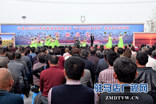 巡演現(xiàn)場詩朗誦表演《有這樣一位共產黨員》.jpg