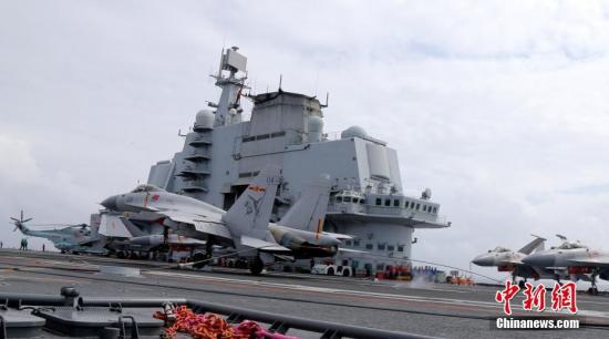 編隊(duì)指揮員陳岳琪介紹，此次航母編隊(duì)訓(xùn)練試驗(yàn)任務(wù)，按照航母典型作戰(zhàn)編成組織了全要素、全流程整體訓(xùn)練，緊貼實(shí)戰(zhàn)構(gòu)建編隊(duì)遠(yuǎn)海作戰(zhàn)指揮和保障體系，在為期20余天的訓(xùn)練試驗(yàn)中，相關(guān)訓(xùn)練科目和科研試驗(yàn)均按計(jì)劃順利推進(jìn)，達(dá)到了預(yù)期目的。圖為殲-15艦載戰(zhàn)斗機(jī)尾鉤掛住阻攔索著艦。 莫小亮 攝