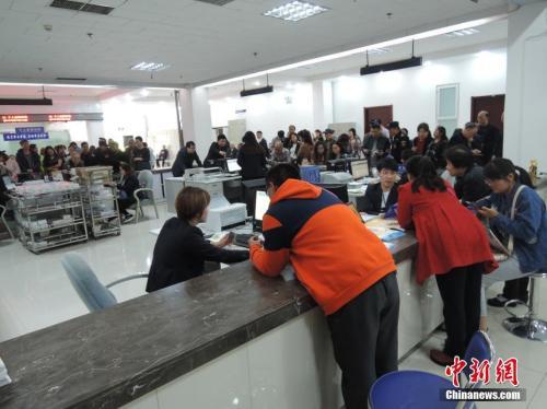 4月17日，在鄭州市社會保險辦事大廳，被網(wǎng)友調(diào)侃為“跪式窗口”的服務(wù)窗口已經(jīng)整改。韓章云 攝 