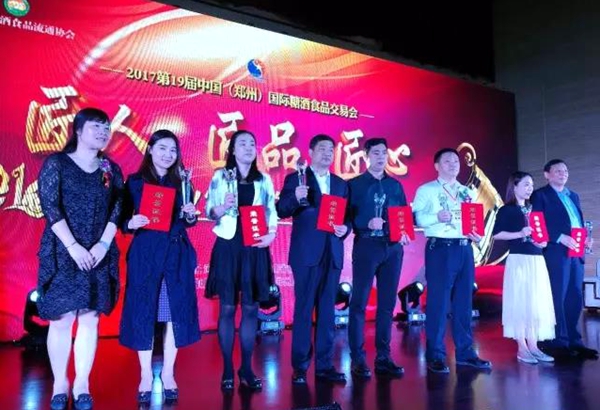 豫坡酒業(yè)在2016河南酒業(yè)年度總評(píng)榜頒獎(jiǎng)典禮上斬獲四項(xiàng)大獎(jiǎng)