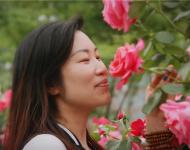 又恰逢“五一”小長(zhǎng)假，市民前來(lái)賞花游玩，盡情陶醉在這花香之中。