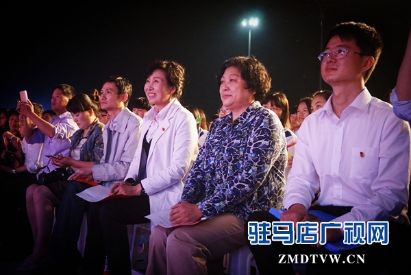 縣領導和群眾一起觀看演出2.jpg