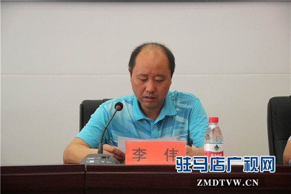 3、駐馬店市人力資源和社會保障局職業(yè)能力建設科副科長李偉宣讀《關于同意駐馬店市科技職業(yè)培訓學校開展高級工職業(yè)培訓的批復》