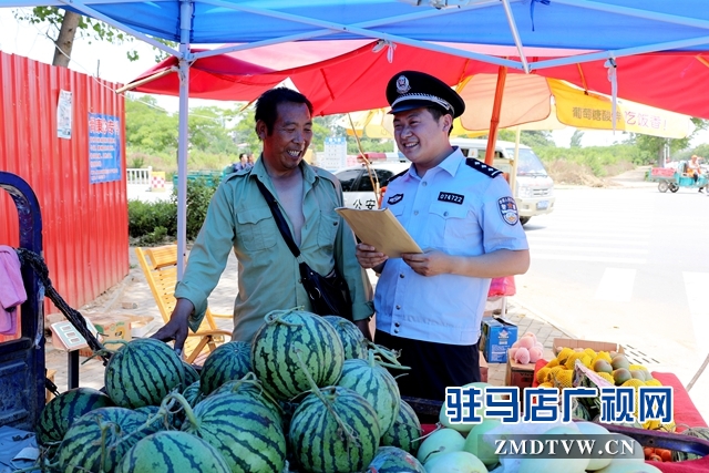 劉獻(xiàn)偉走訪瓜農(nóng)，瓜農(nóng)稱對(duì)轄區(qū)安全感非常滿意1.jpg