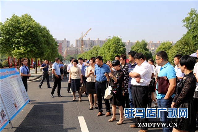 人大代表、政協(xié)委員、人民監(jiān)督員等參觀展板.JPG