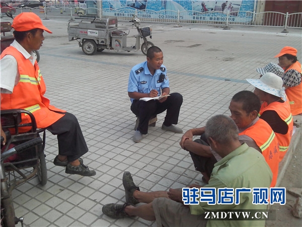 1、舒向田與環(huán)衛(wèi)工人座談交流.jpg