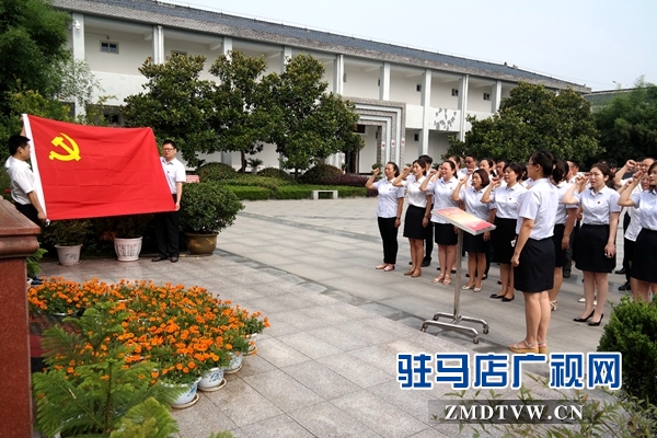 圖為6月30日，駐馬店市分公司黨員干部在竹溝革命紀念館烈士雕像前進行入黨宣誓.jpg