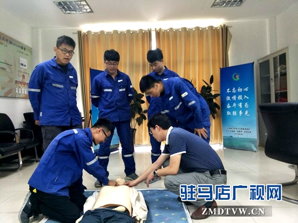 （圖三、電廠員工認(rèn)真學(xué)習(xí)急救知識要領(lǐng)）.jpg