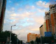 雨歇晚霞明，風(fēng)調(diào)夜景清。月高微暈散，云薄細(xì)鱗生。劉禹錫詩(shī)句