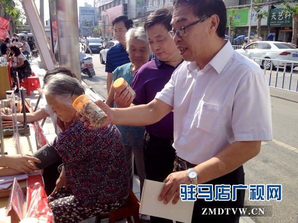 (圖二、副縣長侯杰觀看仲景國醫(yī)堂加工的養(yǎng)生茶）.jpg