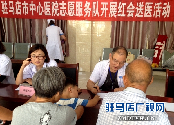 （圖一、市中心醫(yī)院的專家在為群眾義診）.jpg