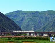7月9日，一列高鐵列車行駛在寶蘭高鐵甘肅天水段南河川大橋上?！　〗陙?，中國高鐵繼續(xù)保持快速發(fā)展步伐，“四縱四橫”高鐵網(wǎng)基本成形，技術(shù)成就贏得國際聲譽，服務(wù)品質(zhì)不斷攀升。中國高鐵已經(jīng)成為一張見證時代發(fā)展的名片。新華社發(fā)（武龍 攝）