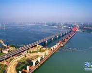 建設(shè)中的京張高鐵工程官廳水庫特大橋（6月27日攝）?！　〗陙?，中國高鐵繼續(xù)保持快速發(fā)展步伐，“四縱四橫”高鐵網(wǎng)基本成形，技術(shù)成就贏得國際聲譽，服務(wù)品質(zhì)不斷攀升。中國高鐵已經(jīng)成為一張見證時代發(fā)展的名片。新華社記者 楊世堯 攝