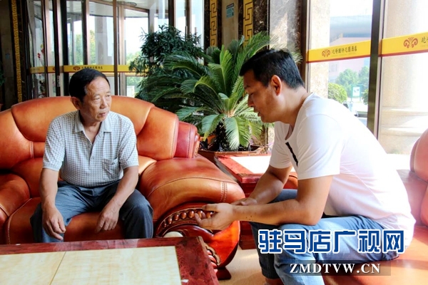 宏揚豫劇團團長楊偉與李雪太（左一）談劇情。.jpg