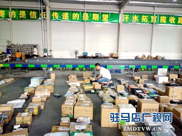 悶熱的郵件處理間不會(huì)影響分揀轉(zhuǎn)運(yùn)人員的工作態(tài)度，看一排排擺放整齊的郵件，是我們認(rèn)真工作的最好呈現(xiàn).jpg
