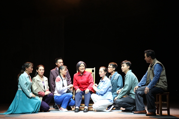 大型現(xiàn)代豫劇《嫂娘·大娘·親娘》在會展中心演出