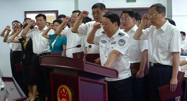 駐馬店31個部門“一把手”獲人大任命 進(jìn)行憲法宣誓上崗履職