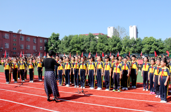 駐馬店市第十二中學召開第33個教師節(jié)表彰大會