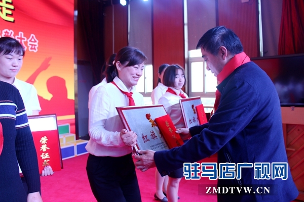 駐馬店經(jīng)濟開發(fā)區(qū)副書記、調(diào)研員代林江為少先隊輔導(dǎo)員頒獎。.JPG