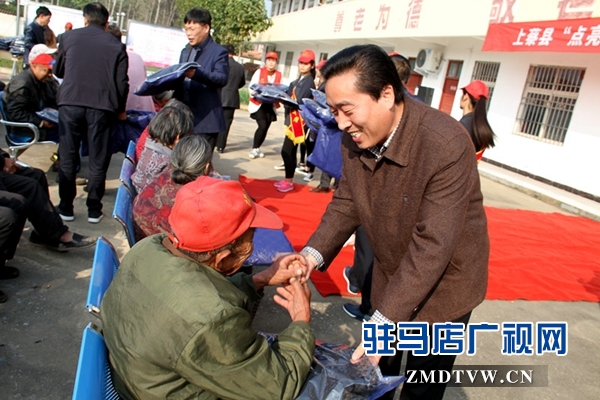 活動現場發(fā)放棉衣.JPG