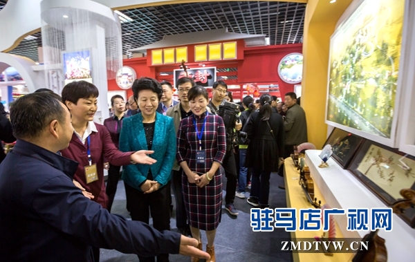 2、省委常委、宣傳部長(zhǎng)趙素萍到我市展館觀看確山提琴.jpg