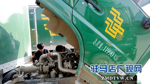 圖為駐馬店市分公司安排專業(yè)修理團隊到郵政生產(chǎn)場地為每輛郵車檢修，保障旺季用車 (4).jpg