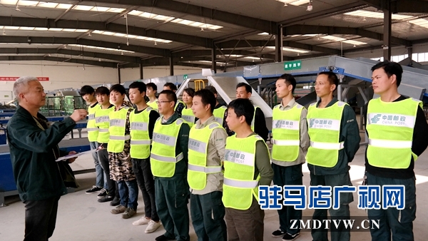 圖為晨會中，分轉(zhuǎn)班長為當班工作人員布置當天重點工作和注意事項.jpg