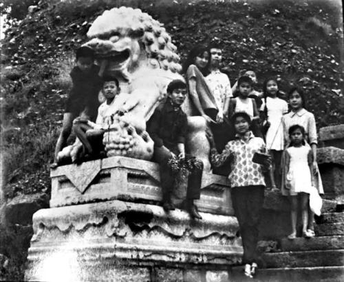 圖為20世紀(jì)60年代，奔舍那家族的孩子們?cè)诒本┮惶幑珗@合影。(照片由奔舍那家族提供)
