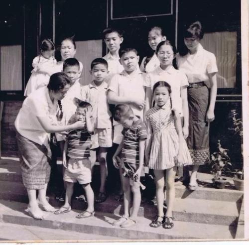 圖為20世紀(jì)60年代，奔舍那家族在北京的住所合影。(照片由奔舍那家族提供)