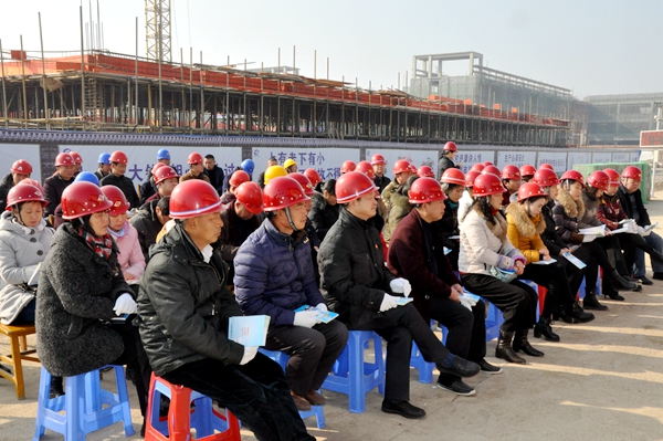 全國(guó)勞動(dòng)模范進(jìn)工地宣講“十九大”