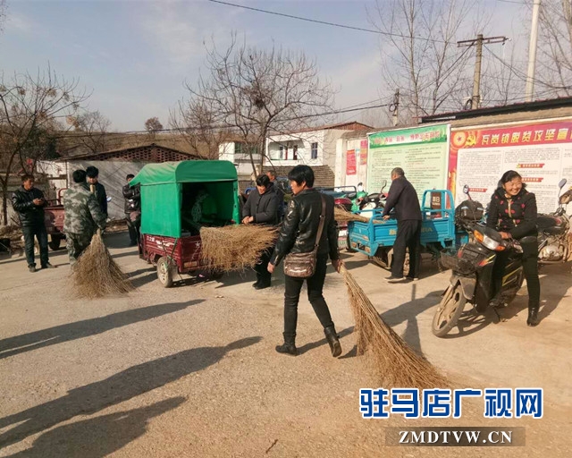 每個村民組發(fā)放2把掃帚、每戶貧困戶發(fā)放1把掃帚.jpg