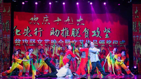 確山縣靖宇故里藝術團鄭州展演贏得滿堂彩