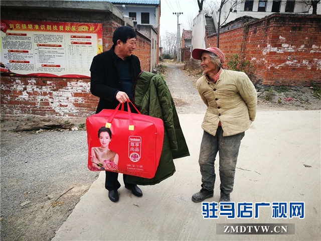 2、張路莊村黨支部書記張國平給南張組貧困戶張四妮送棉被、棉大衣2.jpg